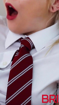 18letá Ellie Shou se šuká ve své uniformě