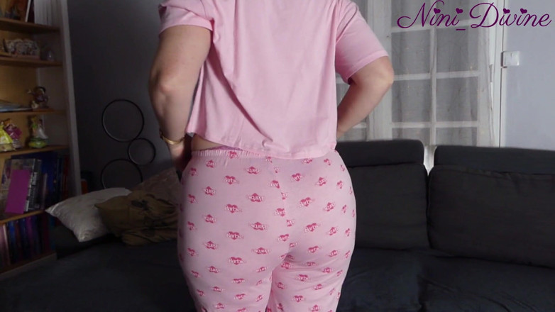 Nini Divine: 巨乳を触ってバービーパジャマ姿で妻の巨大戦利品を犯す!