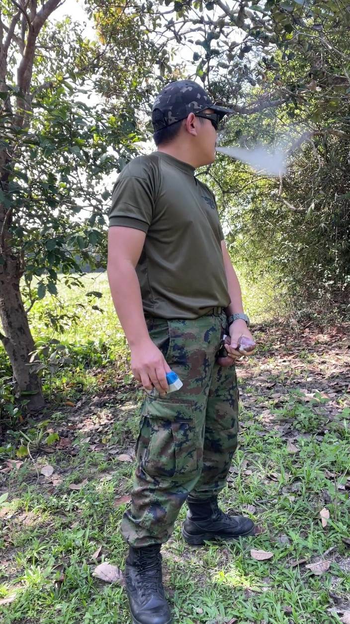 Hiroshi_cr: Tesão solider tailandesa masturba e goza no trabalho