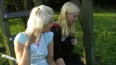 Teneri giochi d'amore di due adolescenti