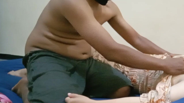 Angelina Pop: Intenta no ser tentado al masajear a la madrastra