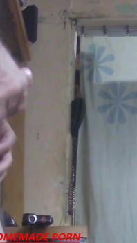 Lizeth succhia il mio cazzo - in ginocchio con la bocca piena di sperma