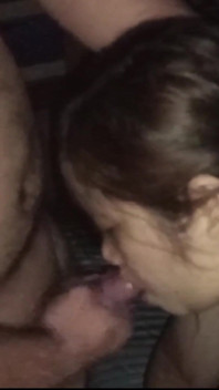La timida pinay succhia il cazzo del suo ragazzo