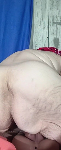 Lambendo a bola agora ela está pulando no topo com sua bunda grande um flop n no stop