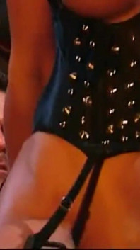 Matură sexy asiatică excitată este satisfăcută să facă sex cu un bărbat cu o pulă mare tare