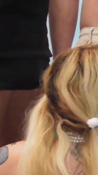 Swinger International ! 2 dures pour la blonde Barbie