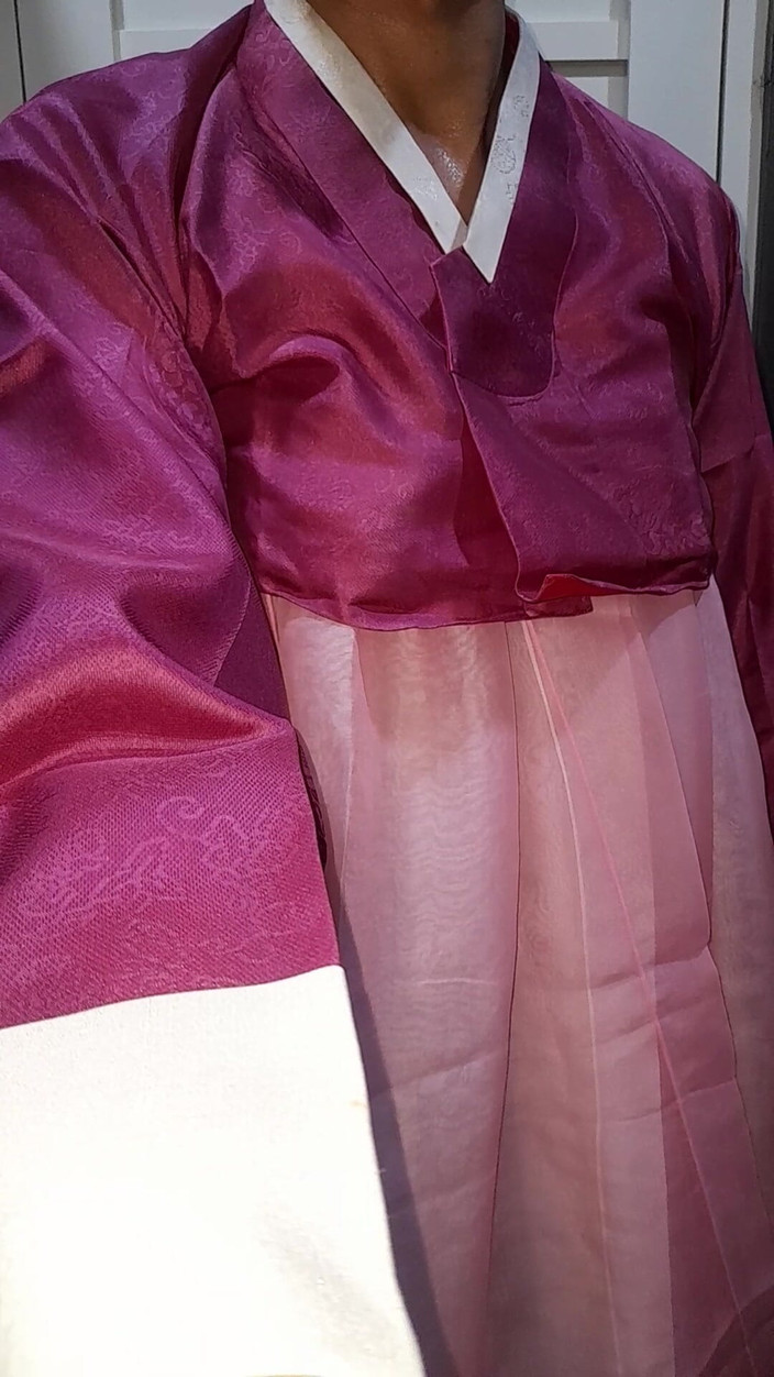 Naomisinka: Crossdresser - cewek korea lagi asik muncrat sambil pakai gaun tradisional...