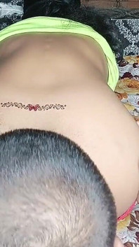 Dimpee awak. Bhabhi panas deshi India yang cantik mengongkek pantatnya – video eksais masa menikmati pantatnya.