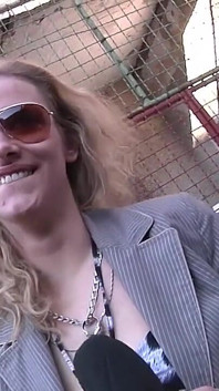 Si blonde seksi bertatu dengan buah dada besar pada batang besar
