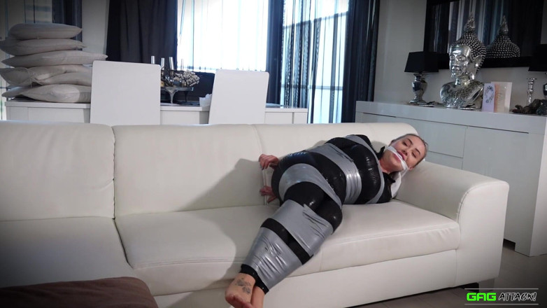Gag Attack: Aubrey - kočičí kombinéze, zalepená
