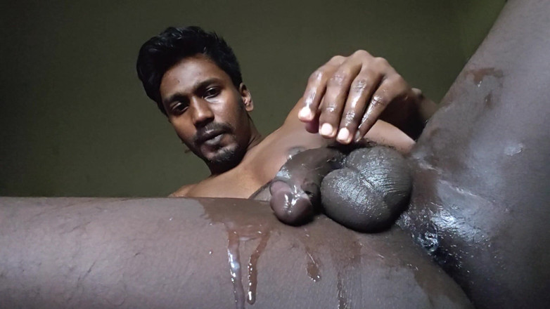 Charmer1999: Aku lagi asik fingering lubang pantatku sambil mainin pelerku, ngocok...