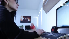 Wielbienie stóp w biurze z seksownymi rajstopami I wysokimi obcasami Anity