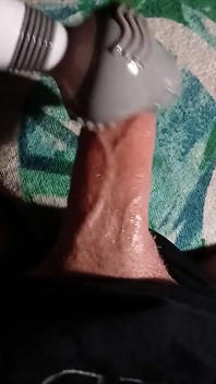 Em primeiro plano - enorme orgasmo de massageador