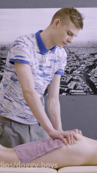 Jongen zonder condoom levert deskundige massage