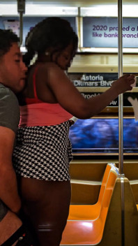 Une black à gros cul se fait baiser dans le métro