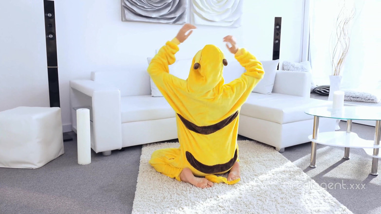Real Agent: Pikachu incroyable et sexy aime écarter son grand trou mouillé rasé