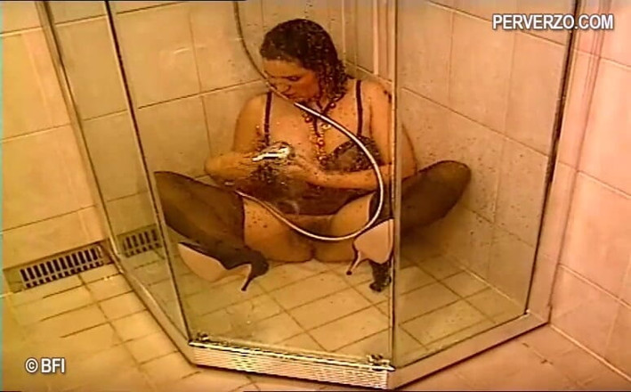 Amazing asses and pussies: Masturbation sous la douche 2 scènes en 1