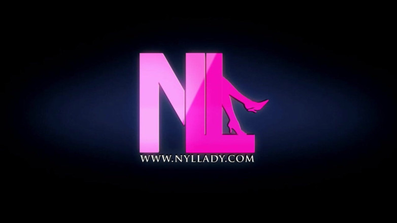 Nyllady: Footplaying seksi dan mengusik dalam gambar