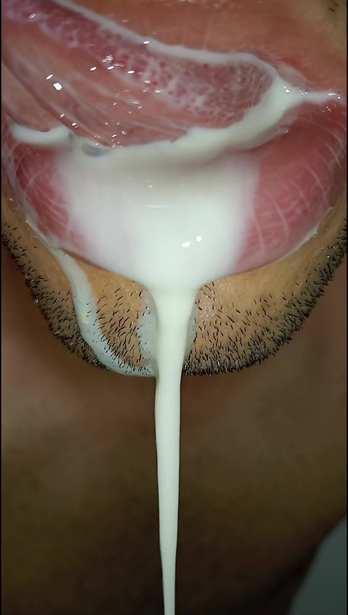 Rey rey: Sborra in bocca, gioca con il tuo sperma, e ingoiaRlo,...