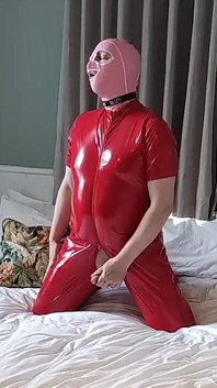 Het maskerad spermaslut i full röd pvc -kattdräkt