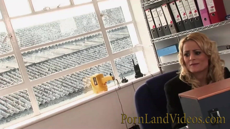 Pornland videos: Milfs met grote tieten pijpen een kerel en neuken hem...