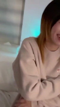 彼女はカメラを手渡した。その後に起こったことは、決して裏で隠されるべきものではなかった。