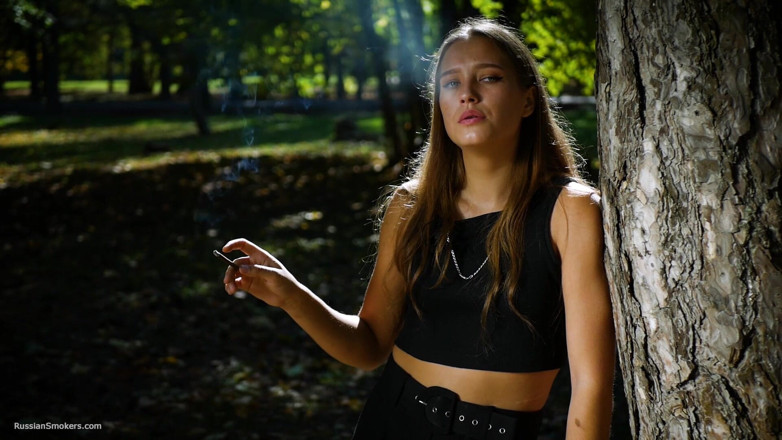Russian Smokers: Seksowna rosyjska laska palenie papierosów Wewnątrz studio