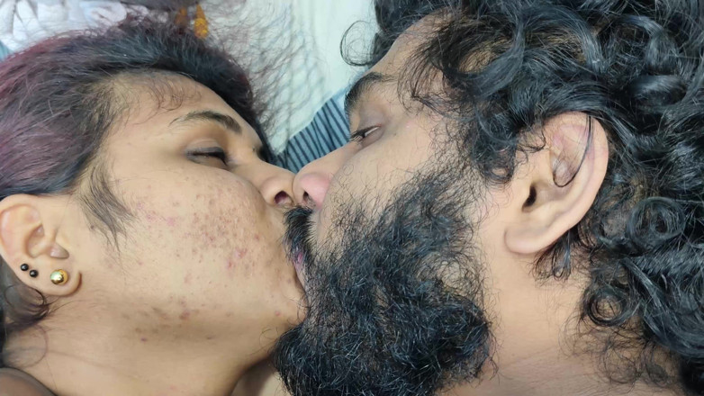 Vaigavarun45: Fierbinte Deep Lip Lock în romantism nud