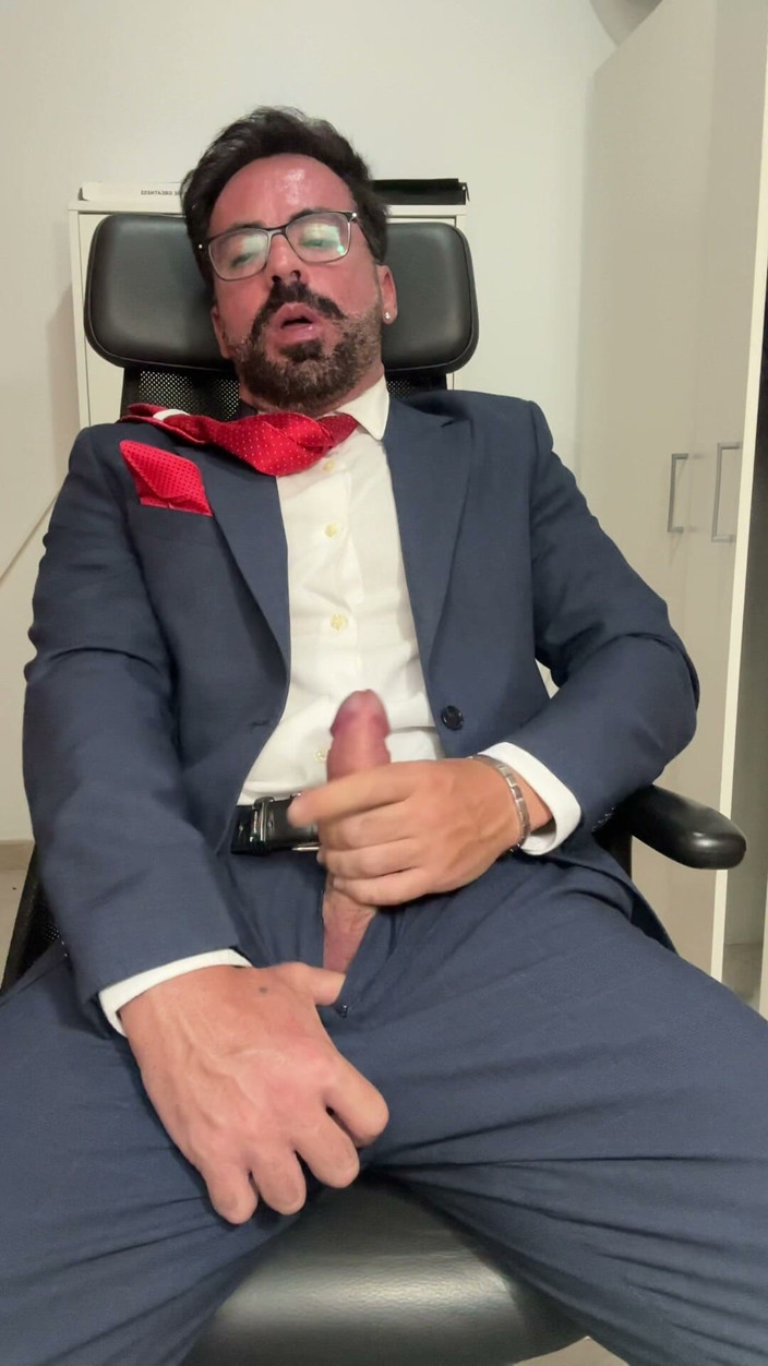 MaelHunter: I Masturbate While Wearing a Suit and a Red Tie.