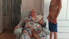 Suegra me deja correrme en su boca