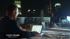 Deeper: Profondo. Lo splendido gold digger è sedotto dal patrigno del fidanzato