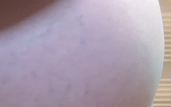 Karlchengeil: Fart and play closeup
