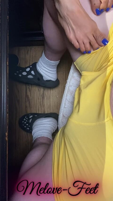 Naelor: Melove用她的蓝色指甲波兰脚趾给naelor足交