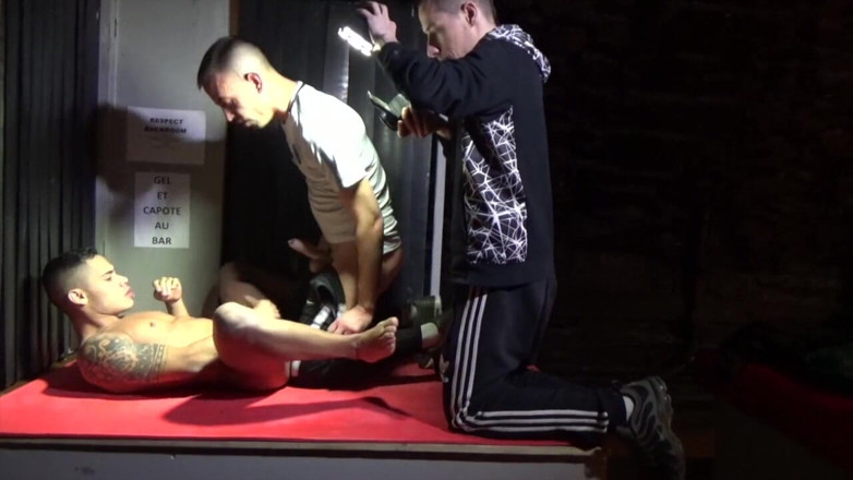 RAW PORN SPY CAM: Med latino twink Randy knullad barbacka av Tim Cosla