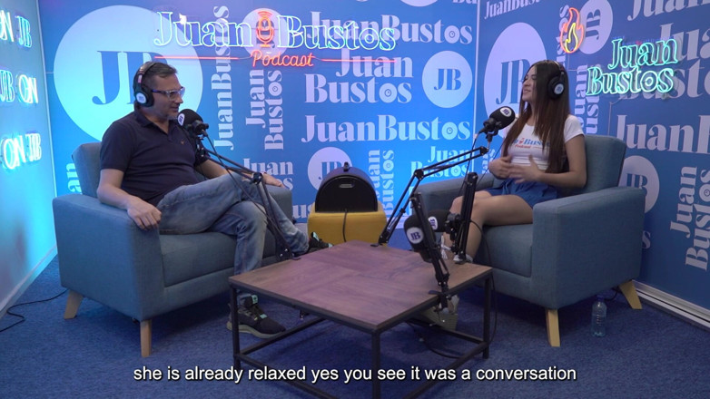 JuanBustos: Drobná děvka ztrácí kontrolu při jízdě na sybian stroji a...