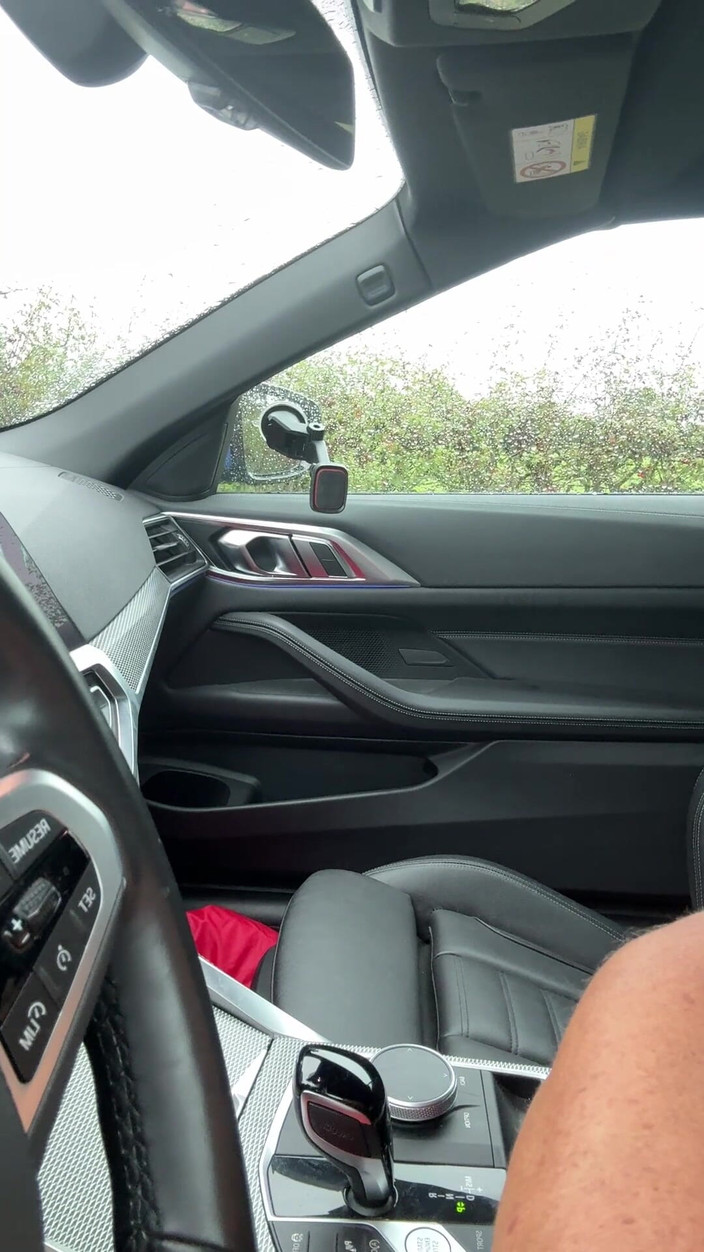 Kellycd2022: La sexy travestita kellycd2022 fuori per un drive in collant...