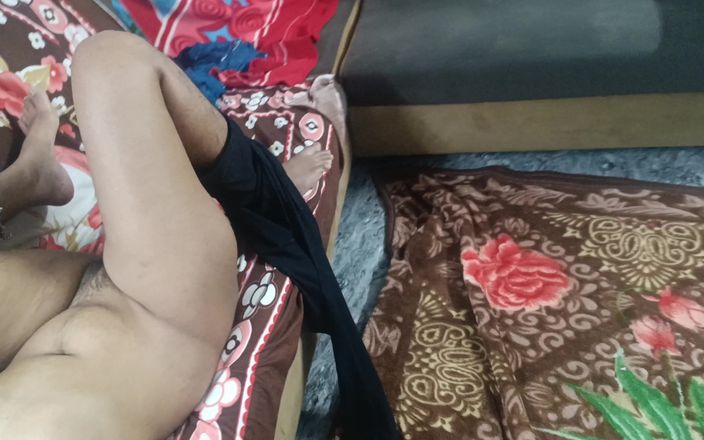 Pushpa studio: Donne sposate che si godono la leccata dura sul divano...