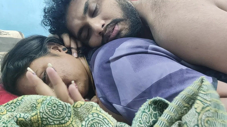 Vaigavarun45: Hintli malayali çift gecelik içinde ateşli göt öpücüğü romantizmi