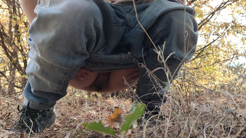 Risky Hairy Couple: Pipì nella foresta