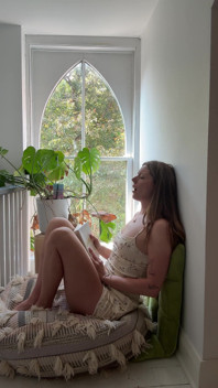 J’essaye de lire en retenant un orgasme !