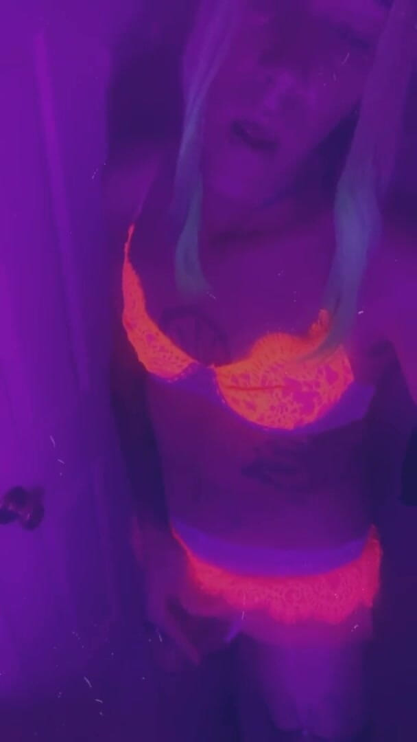 CarmenMelatonin: Chica rosa de la rave quiere jugar
