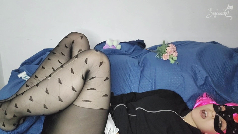 BigBoobCat: 看我一边戴着我的小面具一边挑逗我的大奶子