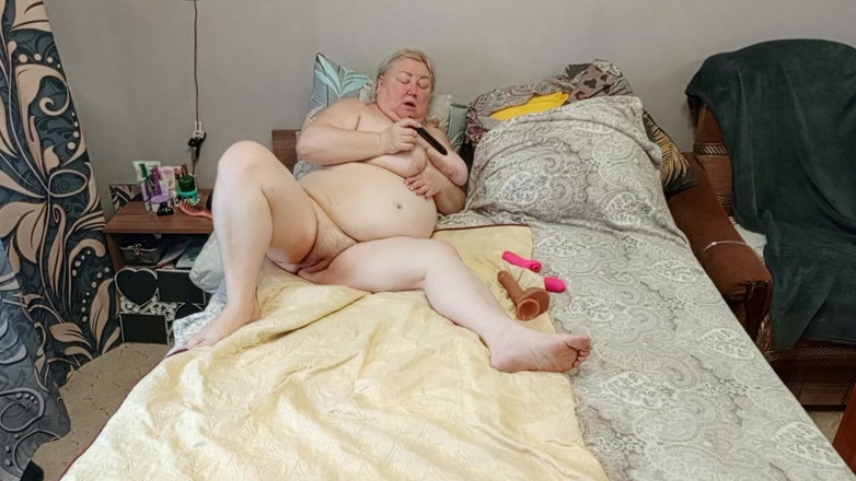 Zona901: Sousedka šuká svou obrovskou kundičku sexuálními hračkami k orgasmu