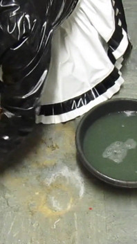 没用的娘娘腔擦洗肮脏地板