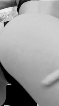 Klasická roztomilá teenagerka Yulia Black prstění spodního prádla a dildo masturbace