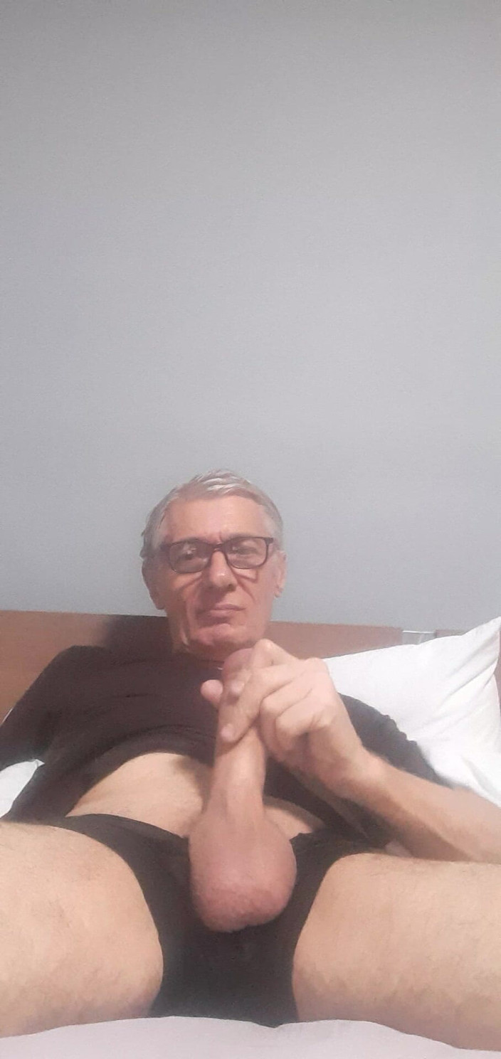 Big uncut hard cock: Sega wichst masturbation