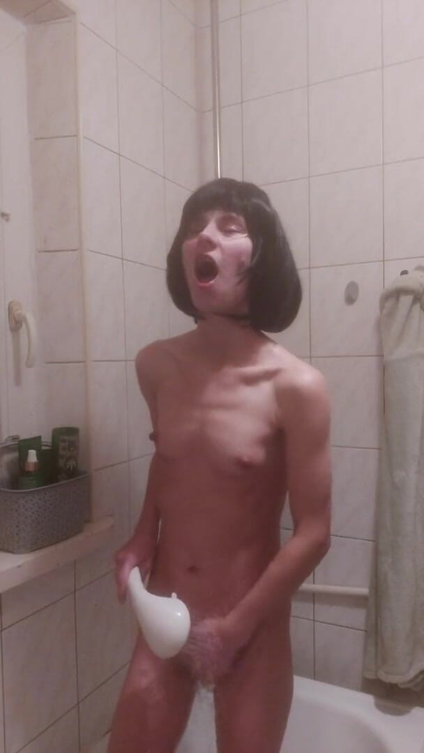 Wet Pussy Fuck: A Polish Teenager Masturbates in the Shower with Loud Orgasm