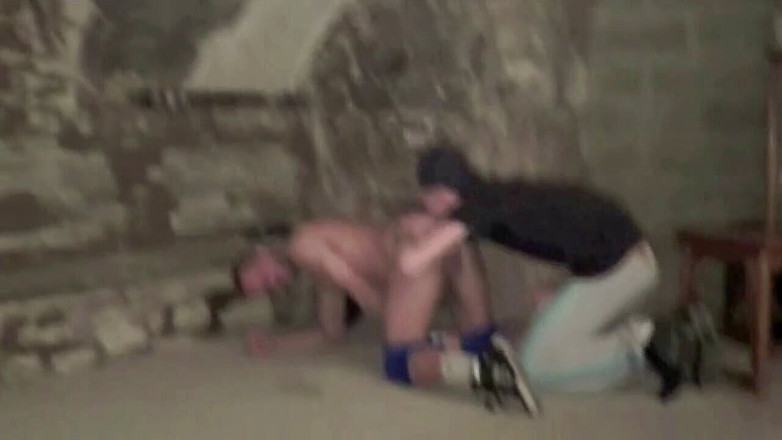 Gaybareback: Tony Axel bodrumda gizli bir şekilde Arap tarafından sikiliyor