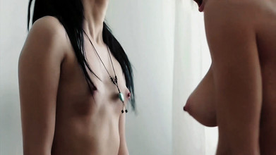 8TeenHub: Ekaterina och Vera har en het college co-ed FFM trekant