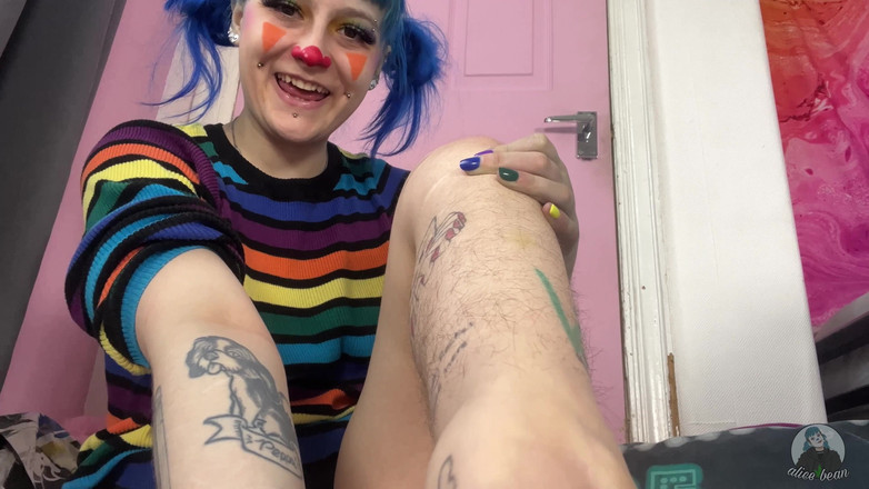 Alice Bean: Liếm đôi chân bẩn thỉu của tôi